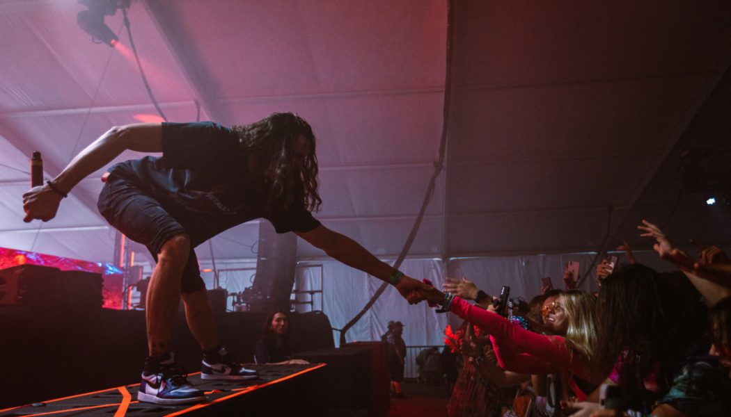 Sullivan King Halts Concert, Distributes Water From His Own Tour Bus to Struggling Fans