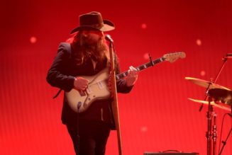Chris Stapleton Performs ‘Watch You Burn’ in Remembrance of Route 91 Tragedy at 2022 ACM Awards