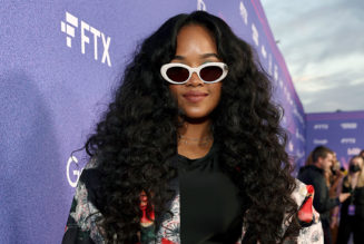 H.E.R. Credits Her Mom for Winning the Impact Award at Billboard’s 2022 Women in Music