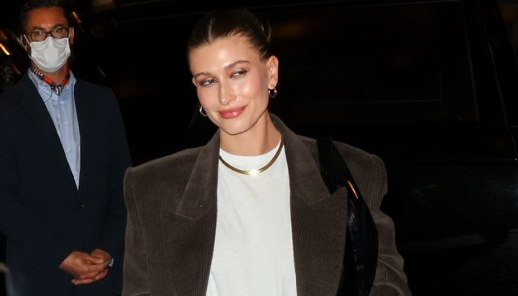 I’m So Into Hailey Bieber’s Latest Jeans-and-Blazer Outfit