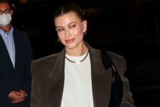 I’m So Into Hailey Bieber’s Latest Jeans-and-Blazer Outfit
