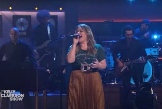 Kelly Clarkson Gets ‘Nostalgic’ With New Performance of an Old Song: Watch
