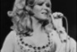 Kelly Clarkson Takes Kellyoke to Church for ‘Son of a Preacher Man’ Cover