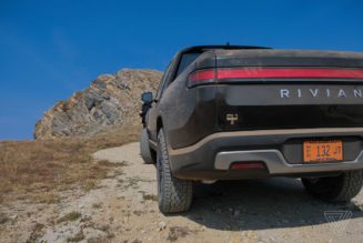 Rivian says it delivered nearly 1,000 electric trucks in 2021