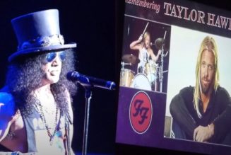 SLASH Pays Tribute To TAYLOR HAWKINS At Orlando Concert: ‘We Lost A Really Close Friend’