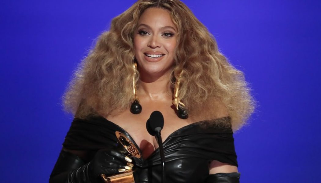 Watch Beyoncé Open the 2022 Oscars With Performance of “Be Alive” From Tennis Court in Compton