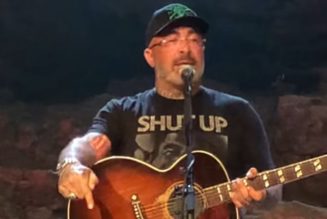 AARON LEWIS Says ‘Nobody Likes To Hear The Truth Anymore’ As He Once Again Promotes COVID-19 Conspiracy Theories