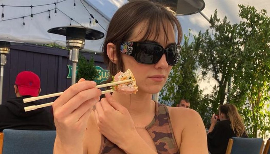 According To A Top Stylist, This Is the Best Routine To Grow Out Any Fringe