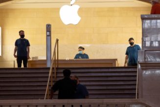 Apple store workers at Grand Central Terminal start collecting signatures to form a union
