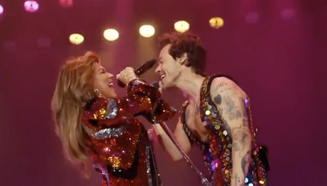 Coachella 2022: Harry Styles and Shania Twain Perform “Man! I Feel Like a Woman!”