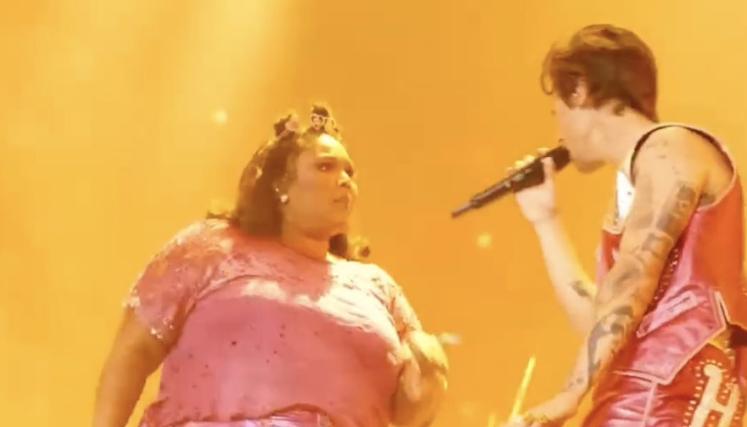 Coachella 2022: Lizzo Joins Harry Styles for “What Makes You Beautiful”