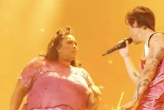 Coachella 2022: Lizzo Joins Harry Styles for “What Makes You Beautiful”