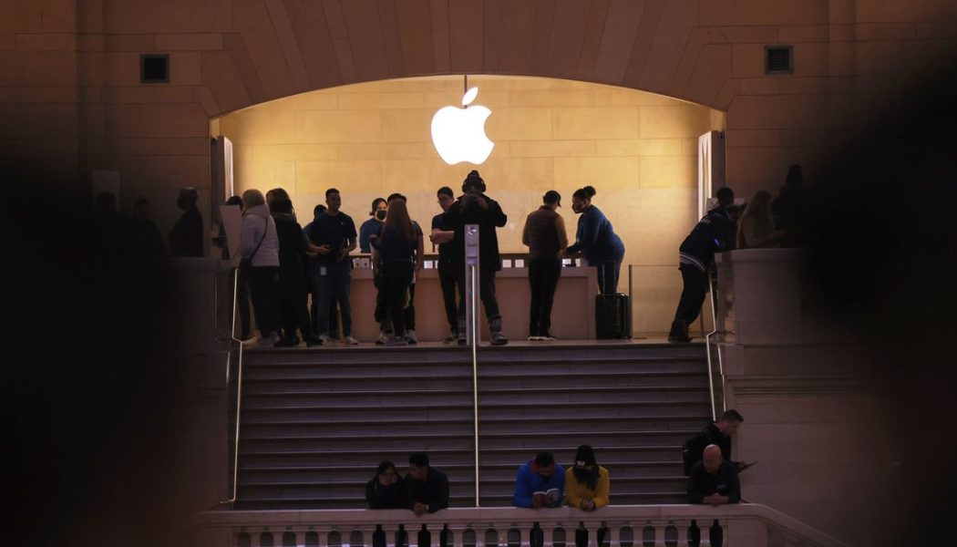 NYC Apple retail workers want a $30 minimum wage