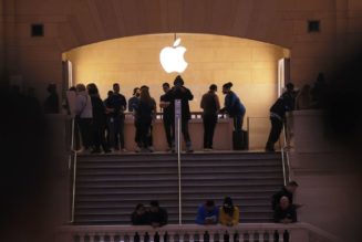 NYC Apple retail workers want a $30 minimum wage