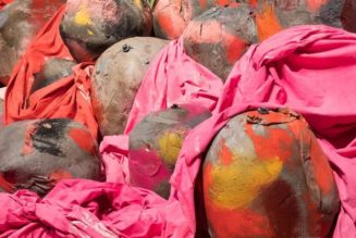 Phyllida Barlow Challenges the Conventions of Sculpture in “Glimpse”