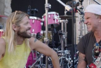 TAYLOR HAWKINS Honored By RED HOT CHILI PEPPERS Drummer CHAD SMITH In Tribute Video