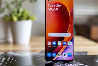 The OnePlus 10 Pro now works on Verizon 5G