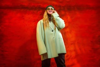 Tones And I Covers Amyl and The Sniffers at APRA Awards: Watch