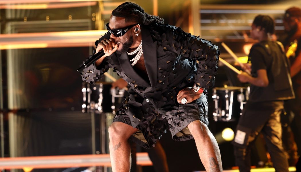 Watch Burna Boy Close the Show at the 2022 Billboard Music Awards