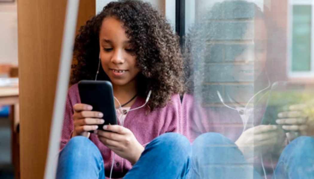 4 Ways Smartphones Help Young Teens Learn Independence & Responsibility