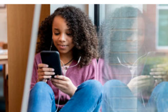 4 Ways Smartphones Help Young Teens Learn Independence & Responsibility