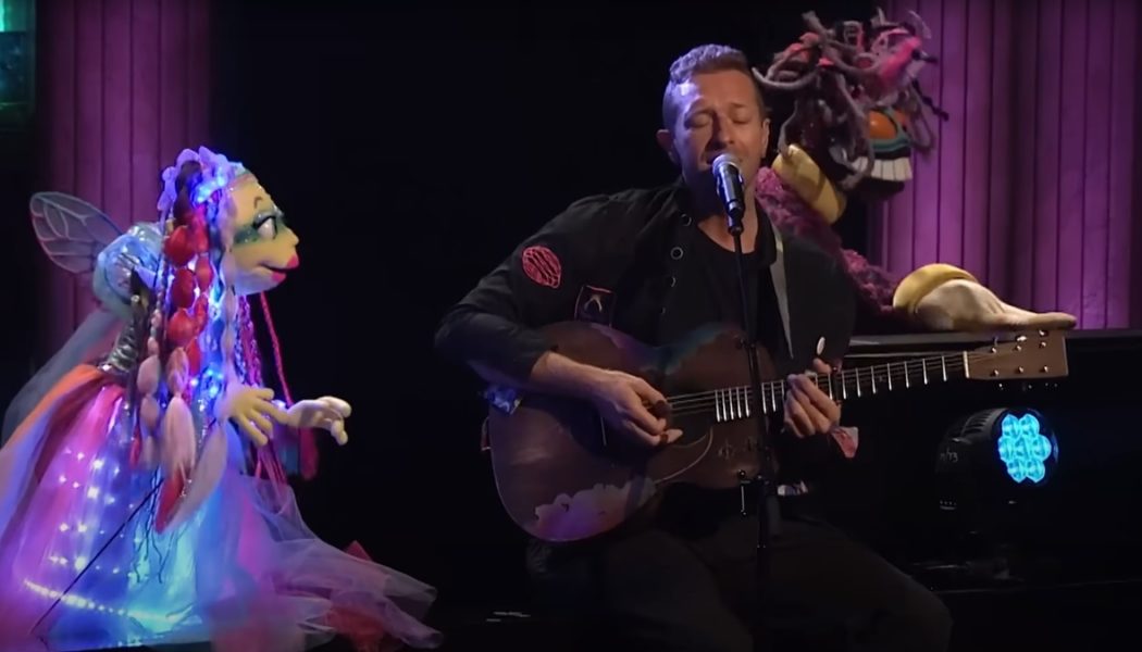 Chris Martin Helps Alien Band The Weirdos Make “Biutyful” TV Debut on Fallon: Watch
