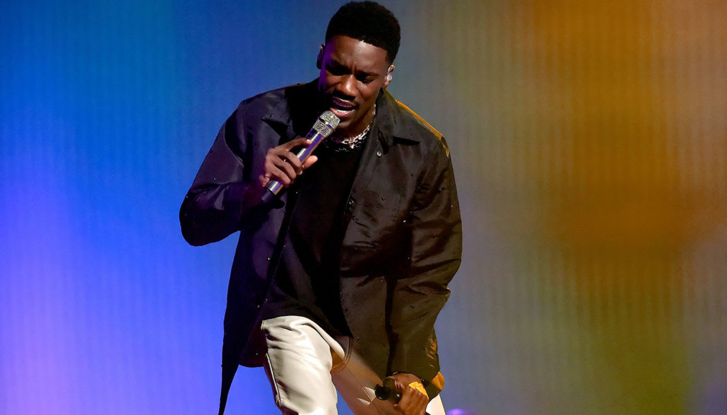 Giveon Performs Medley at 2022 BET Awards, Jokes About BET ‘Sabotaging’ His Mic After Technical Issues