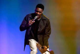 Giveon Performs Medley at 2022 BET Awards, Jokes About BET ‘Sabotaging’ His Mic After Technical Issues