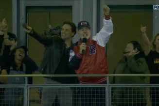 Neil Diamond Makes Rare Appearance to Sing “Sweet Caroline” at Fenway Park: Watch
