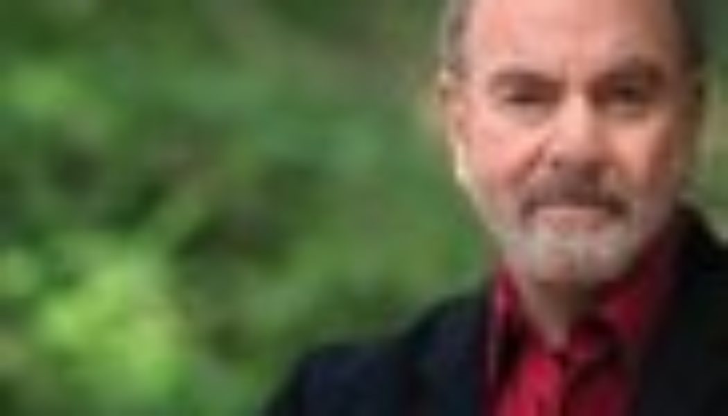 Neil Diamond Sings ‘Sweet Caroline’ With Broadway Veteran Will Swenson at Boston Red Sox Game