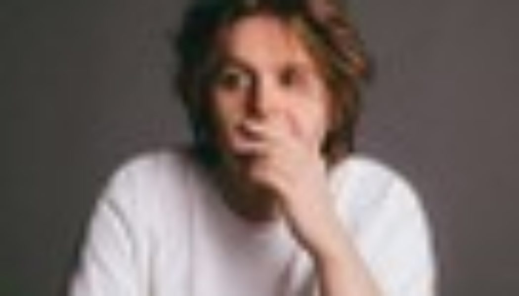 Here’s What Happens When Niall Horan & Lewis Capaldi Start Busking on the Streets of Dublin