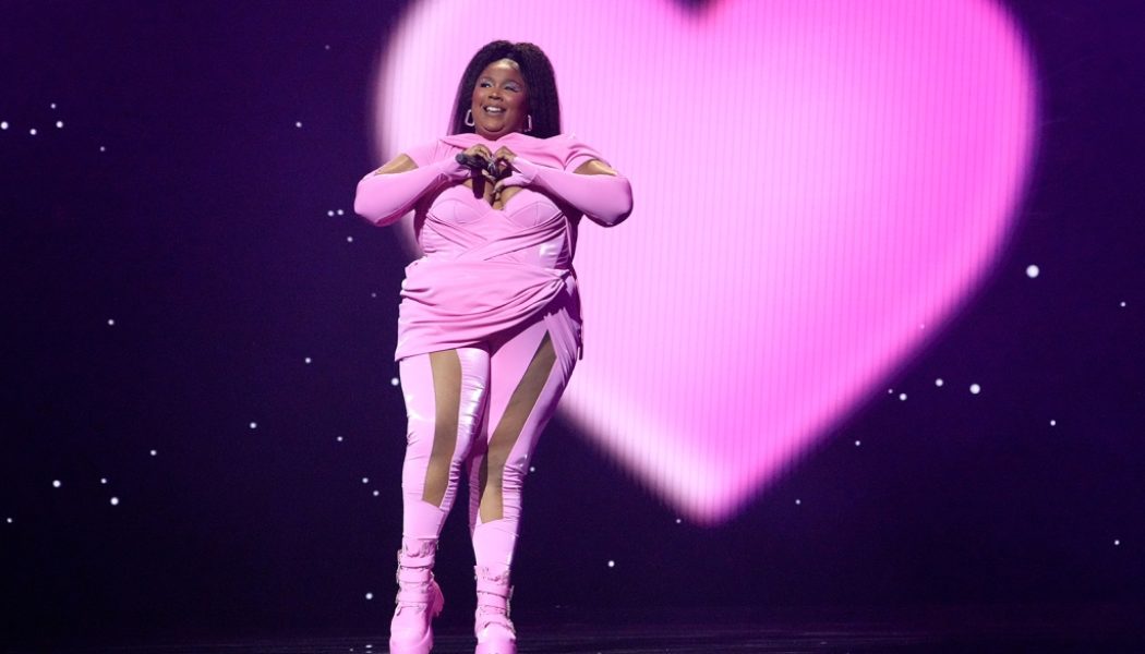 Lizzo Geeks Out Over Meeting BLACKPINK’s Lisa & Jisoo at 2022 VMAs: ‘THEY ARE SO SWEET’