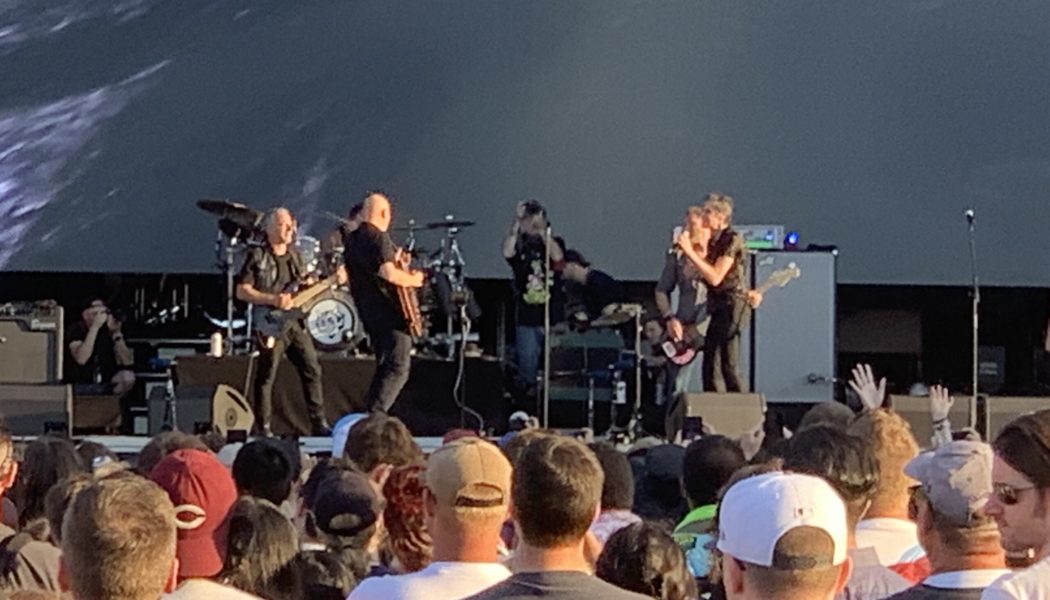 Watch Billy Corgan Cover ‘When the Levee Breaks’ With Porno for Pyros