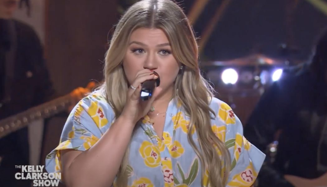 Kelly Clarkson Says ‘Bye Bye’ with Jo Dee Messina’s Classic Country Hit for ‘Kellyoke’