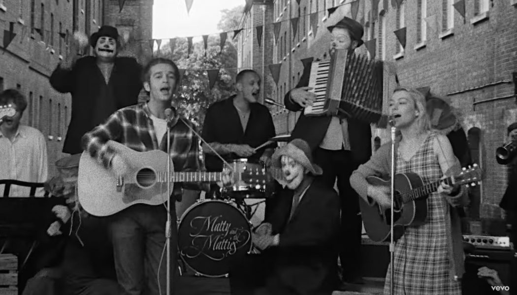 The 1975’s Video for New Song “I’m in Love with You” Has Love, Clowns, Phoebe Bridgers: Stream