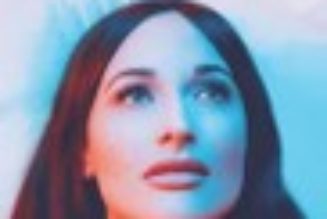 Beto O’Rourke Hands Kacey Musgraves a Beer During ACL Festival