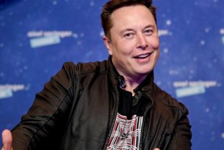 Elon Musk Just Changed His Status to “Chief Twit” While Carrying a Sink to Twitter HQ