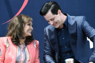 Jack White Honors Loretta Lynn: “The Greatest Female Singer-Songwriter of the 20th Century”