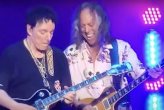 Metallica’s Kirk Hammett Joins Journey Onstage for Mashup of “Wheel in the Sky” and “Enter Sandman”: Watch