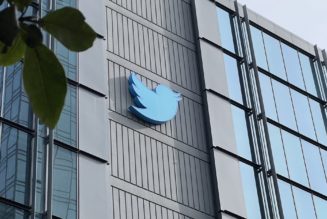 People are pretending to be laid-off Twitter employees carrying boxes outside of HQ