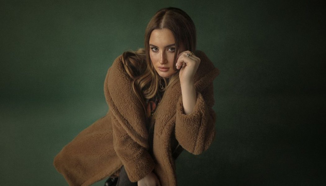 Rosa Linn Makes Hitting No. 1 a ‘Snap’ on Adult Alternative Airplay Chart