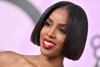 Kelly Rowland Silences Crowd Booing At AMAs To Give Chris Brown His Flowers, Twitter Had Thoughts