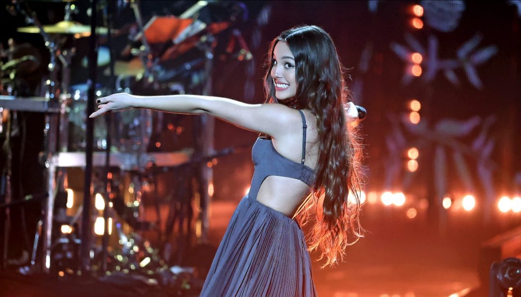 Olivia Rodrigo Covers Carly Simon’s “You’re So Vain” at Rock and Roll Hall of Fame Induction Ceremony: Watch