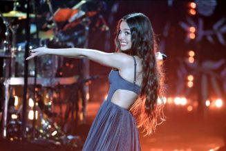 Olivia Rodrigo Covers Carly Simon’s “You’re So Vain” at Rock and Roll Hall of Fame Induction Ceremony: Watch