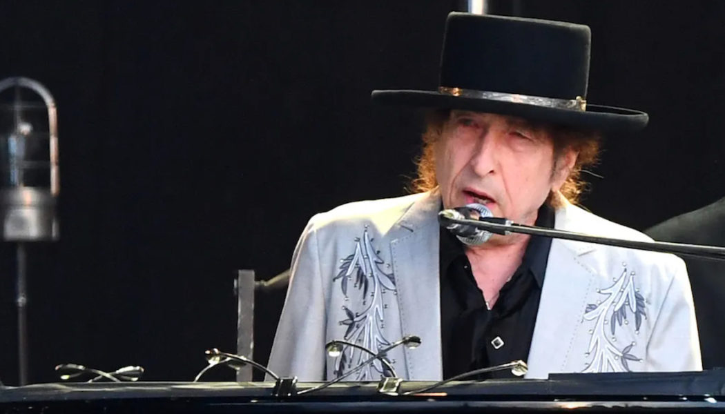 Simon & Schuster Apologizes for “Penned Replicas” of Bob Dylan’s Autograph in Copies of His New Book