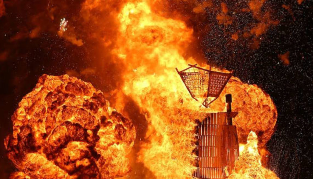 Here’s a Collection of Free iPhone Wallpapers With Unbelievable Photos From Burning Man