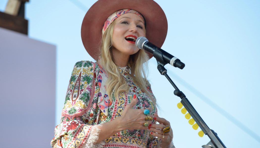 Jewel Takes Over ‘Kellyoke’ for ‘Merry Little Christmas’ Cover