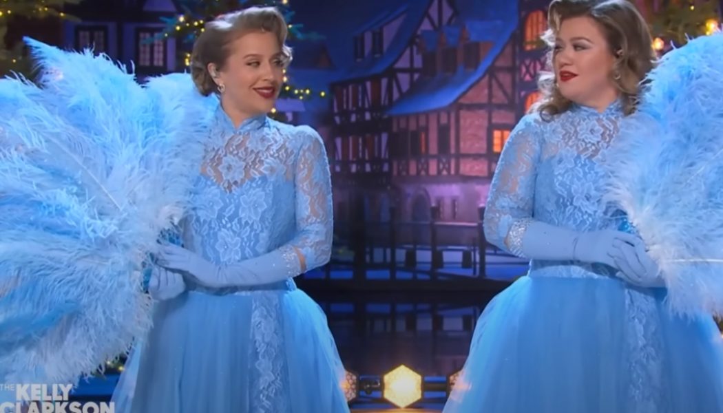 Kelly Clarkson Serves Up Holiday Sisterhood in Hilarious ‘White Christmas’ ‘Kellyoke’