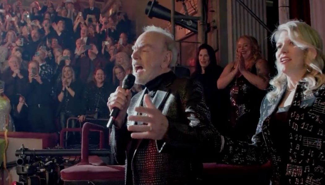 Neil Diamond Comes Out of Retirement for Broadway Performance of “Sweet Caroline”: Watch