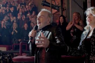 Neil Diamond Comes Out of Retirement for Broadway Performance of “Sweet Caroline”: Watch